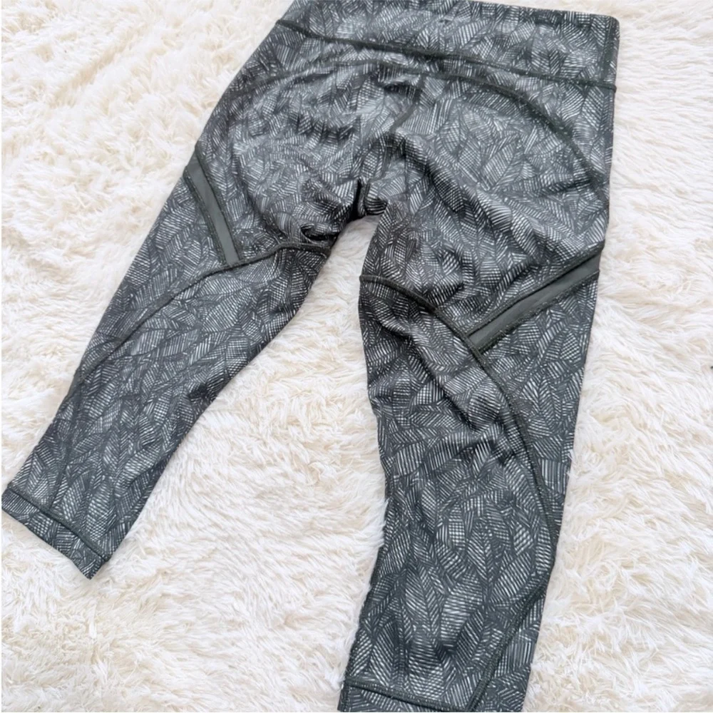 Lululemon Cool To Street Crop Jazzy White Gator Green
